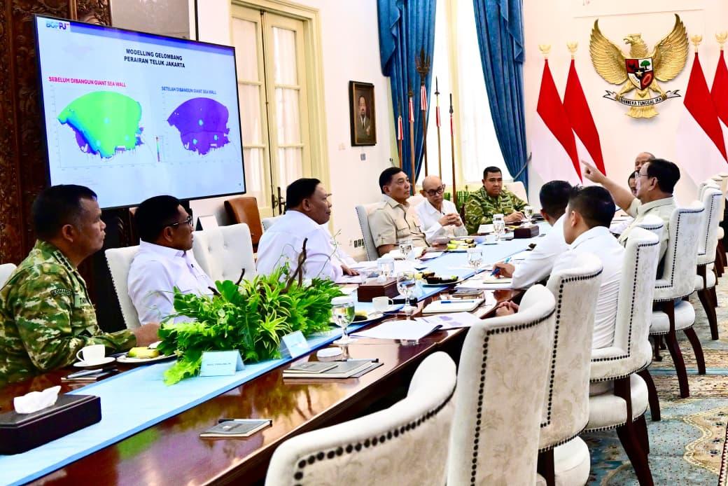 Pimpin Rapat Terbatas, Presiden Prabowo Instruksikan Pembangunan Giant Sea Wall di Pantura