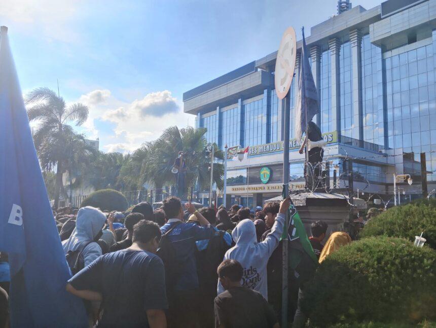 Ribuan Massa Demo di Depan Kantor Gubernur Kalimantan Timur, Ini Tuntutannya