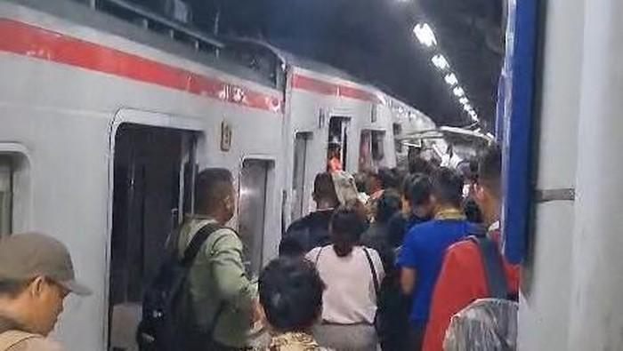 Tabrakan Kereta di Bekasi Timur, Sejumlah Penumpang Luka dan Evakuasi Masih Berlangsung