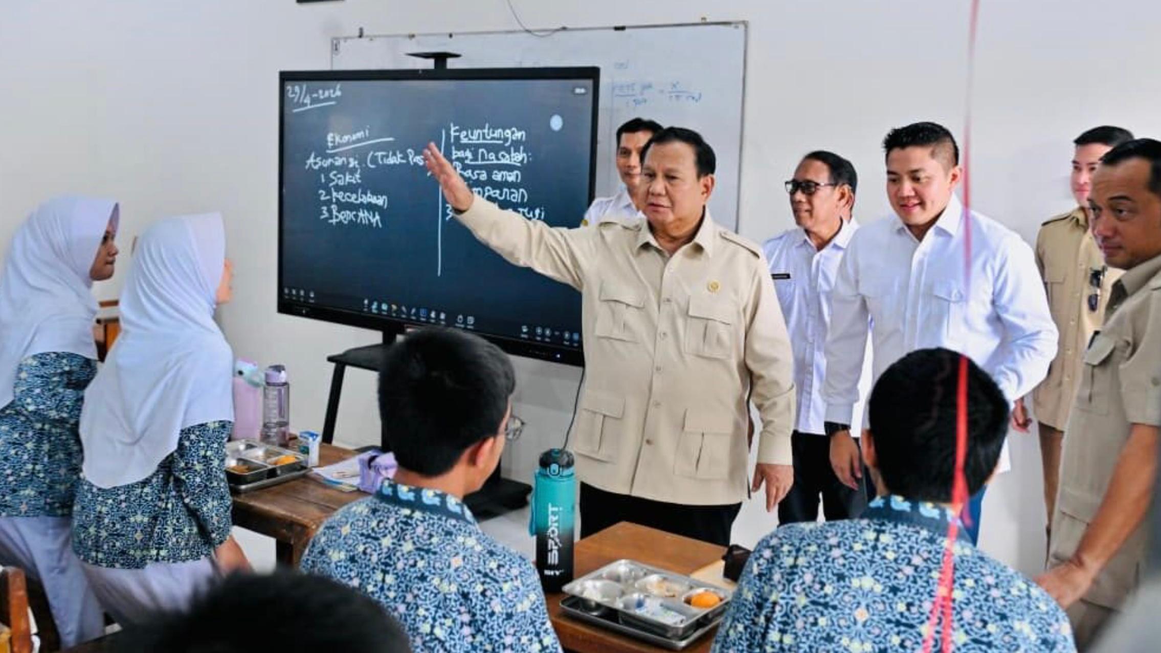 Digitalisasi Pendidikan, Presiden Prabowo Siapkan Smart Board untuk Seluruh Sekolah di Indonesia
