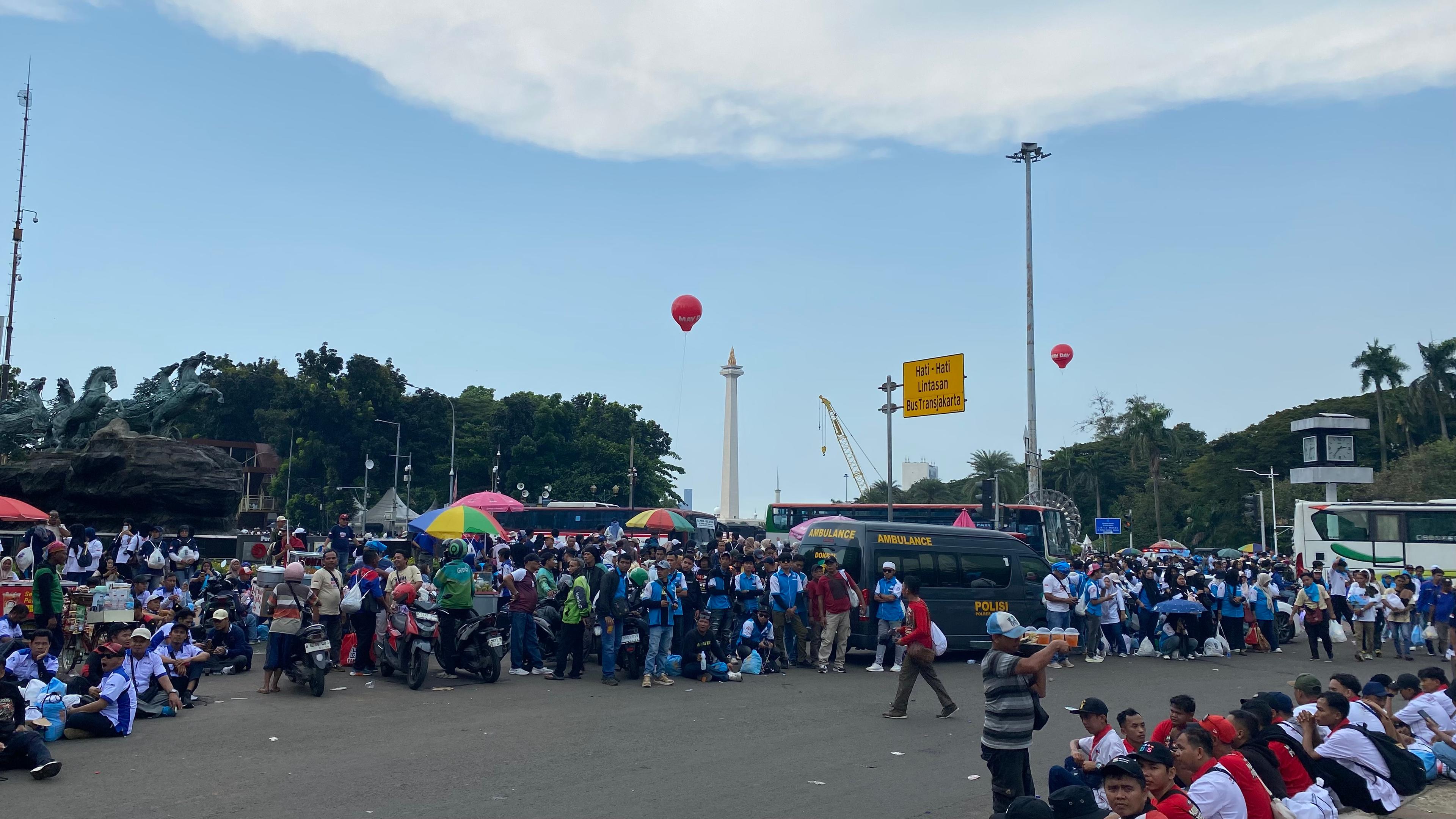Demo Damai Peringatan Hari Buruh, Ini Suasana Terkini di Monumen Nasional