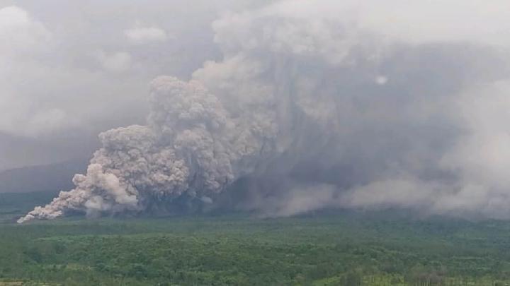 Sejak Dini Hari, Semeru Delapan Kali Erupsi dan Luncurkan Lava Pijar
