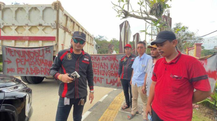 Vendor Lokal IKN Bentangkan Spanduk, Tagih Pembayaran Proyek yang Tertunggak
