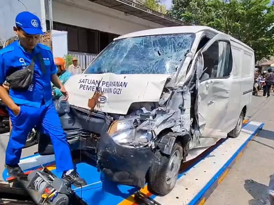 Mobil Grandmax Berstiker SPPG Tabrak Dua Lapak Pedagang di Bekasi Timur