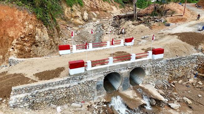 Akses Warga Tukka Kembali Normal, Jembatan Armco di Sungai Sigiring-giring Rampung di Bangun Kembali. - Foto 1