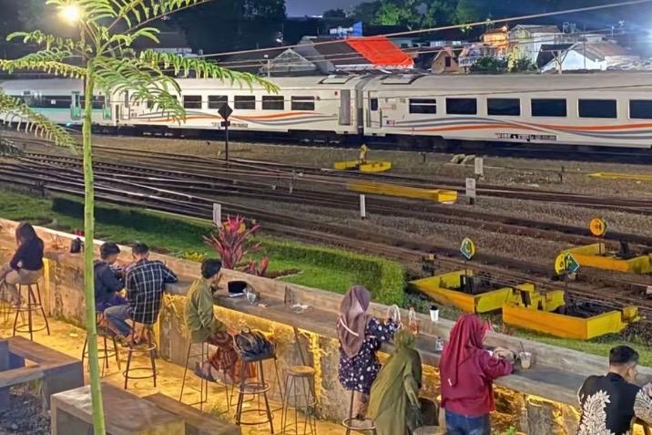 Lima Sebelas Coffee, Ngopi Murah sambil Lihat Kereta Melintas di Malang - Foto 1