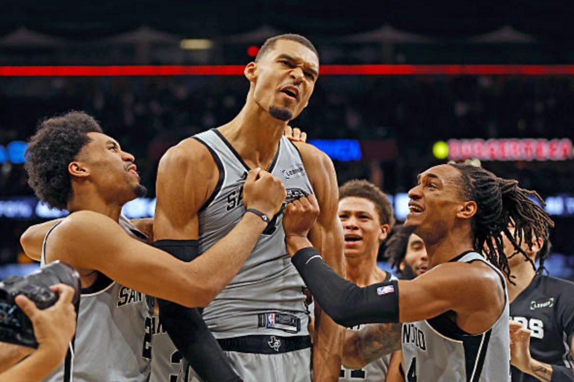 Wembanyama Bersinar, Spurs Lumat Warriors 127-113 dan Kunci Tiket Playoff NBA 2026