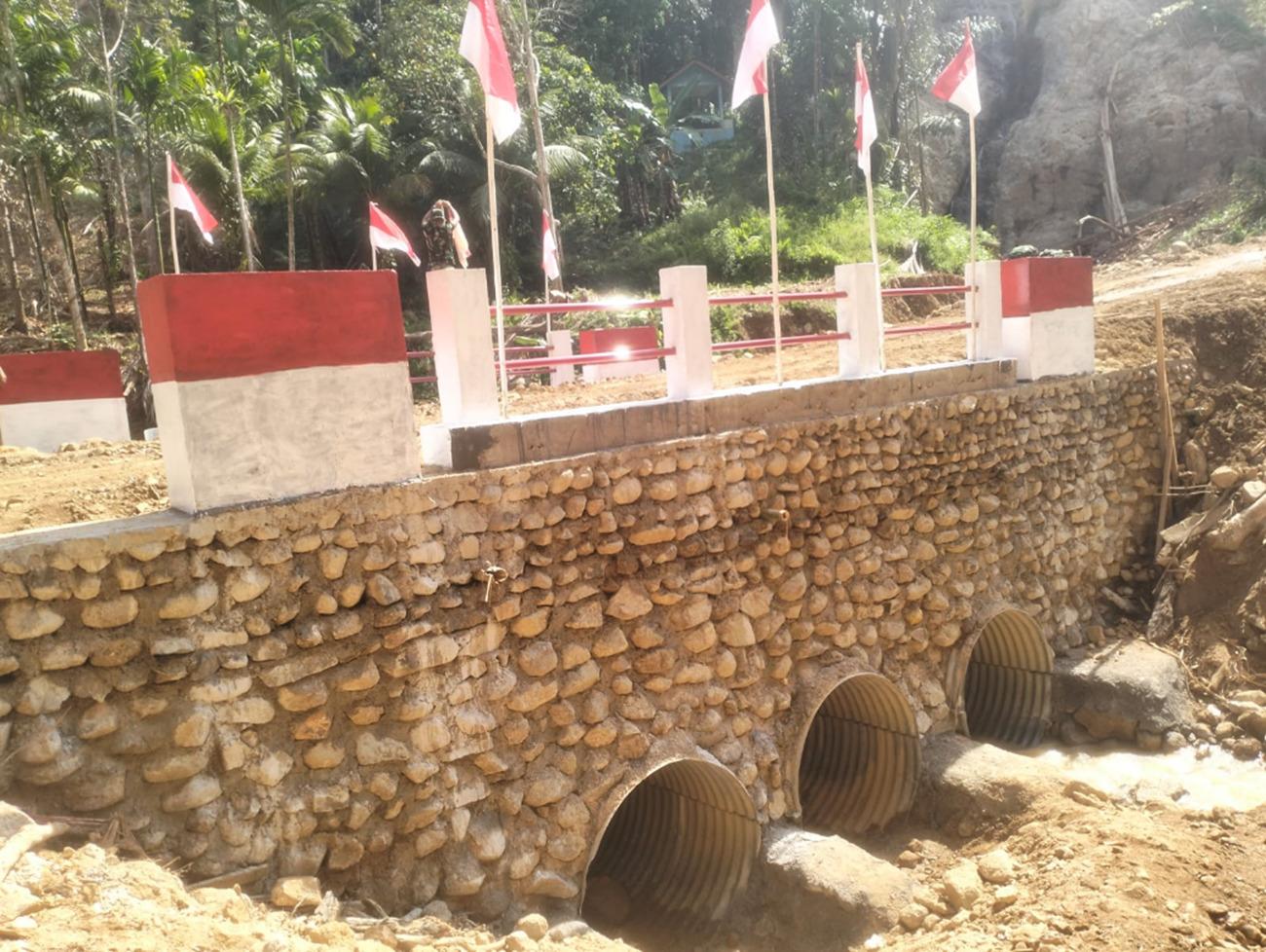 Jembatan Armco Titik ke-5 Kodam I/BB Tuntas, Akses Warga Tukka Kembali Lancar