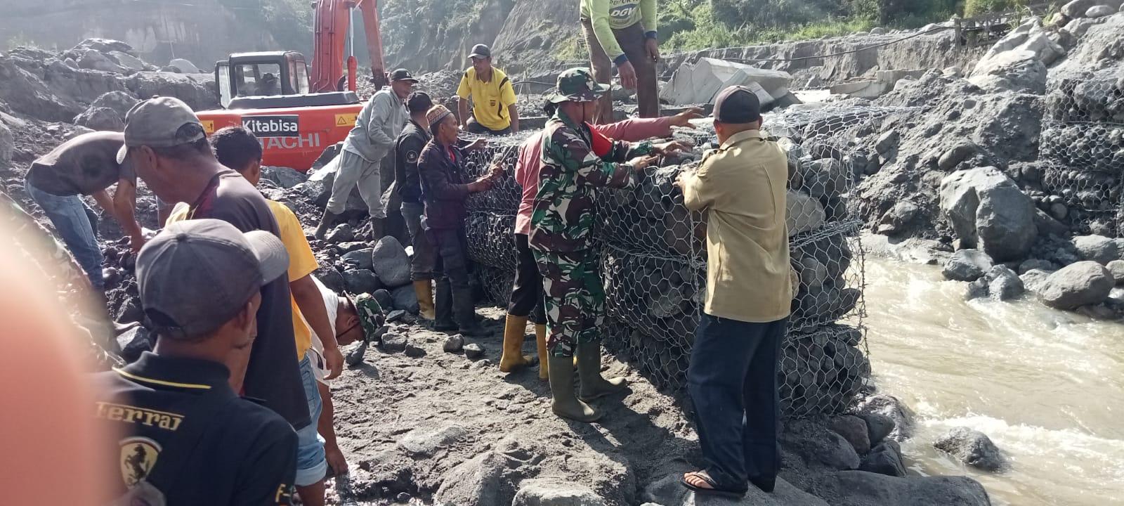 Jembatan Darurat Wih Pesam Dibangun, Akses Warga Kembali Terhubung - Foto 1