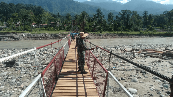 TNI Percepat Penyelesaian Jembatan Gantung Penghubung Darul Hasanah–Badar, Progres Capai 96 Persen