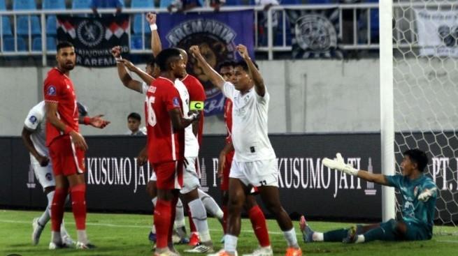 Arema FC dan Malut United Berbagi Satu Poin di Stadion Kanjuruhan - Foto 1