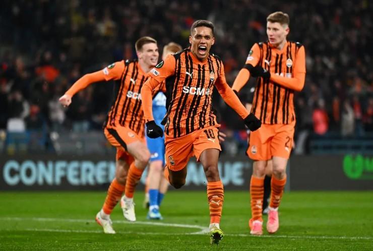 Shakhtar Donetsk Lumat AZ Alkmaar 3-0 di Conference League - Foto 1