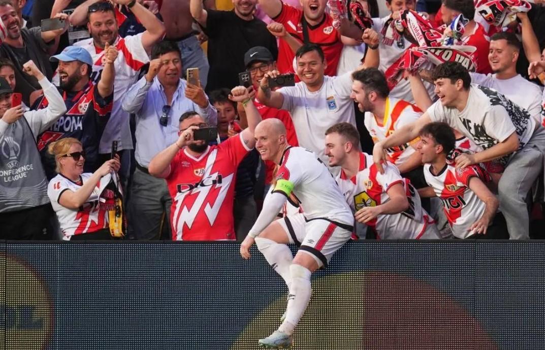 Rayo Vallecano Sikat AEK Athens 3-0 di Conference League, Akhomach Tampil Memukau - Foto 1