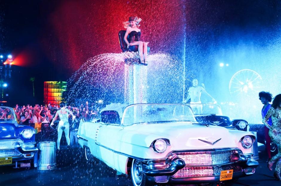 Sabrina Carpenter Buka Coachella 2026 dengan Set Glamor ala Hollywood Klasik - Foto 1
