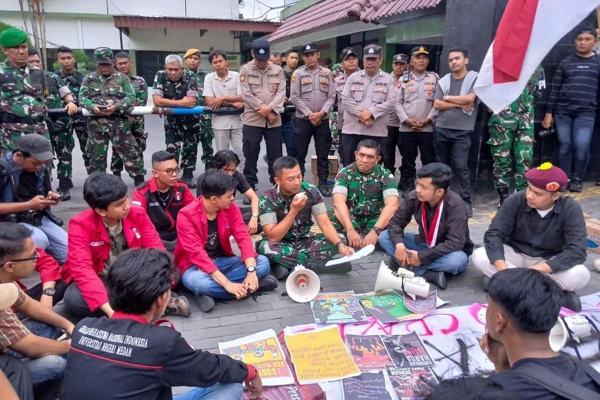 Aksi Demonstrasi Mahasiswa di Kodim Medan Kritisi Peran Militer dalam Urusan Sipil