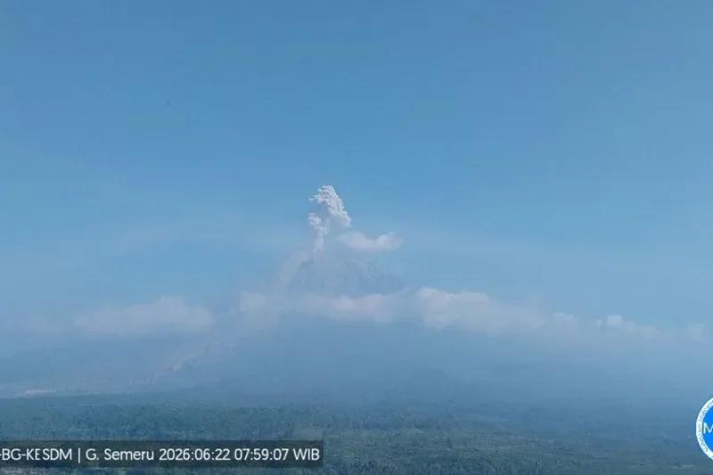 Dua Gunung Api di Indonesia Erupsi Bersamaan, Semeru Semburkan Abu 1.000 Meter dan Ile Lewotolok 600 Meter