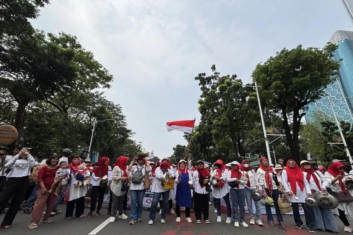 Gabungan Emak-Emak Gelar Aksi Damai di Monas, Gaungkan Delapan Tuntutan