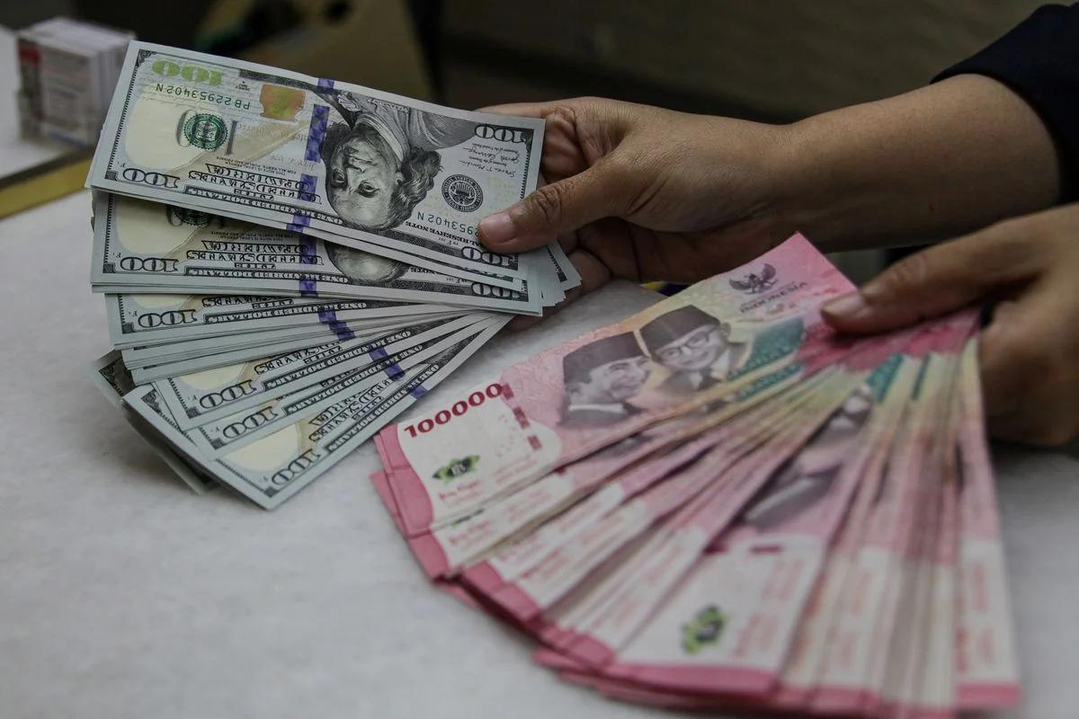 Berkebalikan, Rupiah Menguat dan IHSG Melemah