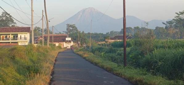 Gunung Semeru Erupsi Dini Hari, Lava Pijar Meluncur 1,3 Kilometer, Warga Diminta Jauhi Zona Bahaya
