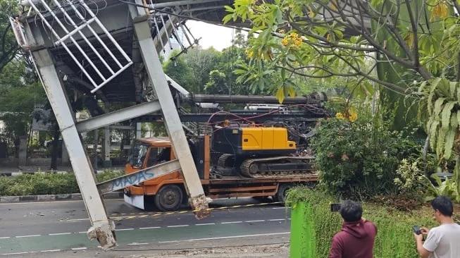 JPO Tendean Rampung Dievakuasi, Lalu Lintas Kembali Lancar Usai Truk Tersangkut