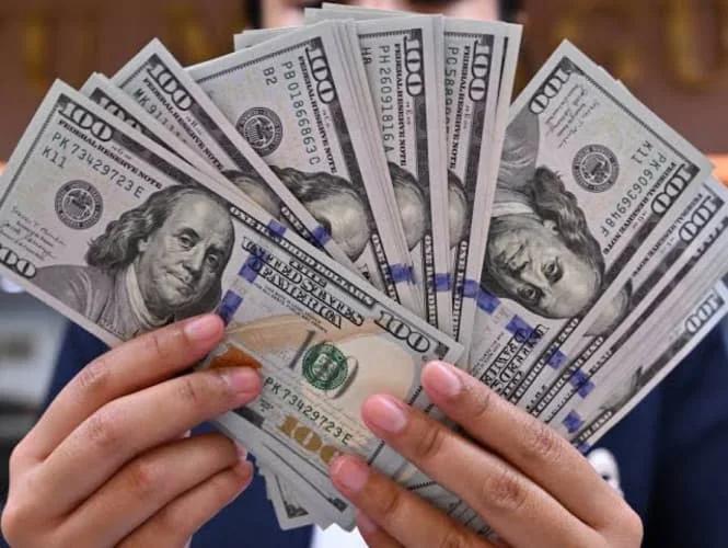 Rupiah Melemah setelah Gubernur BI Mundur, Dolar Menguat