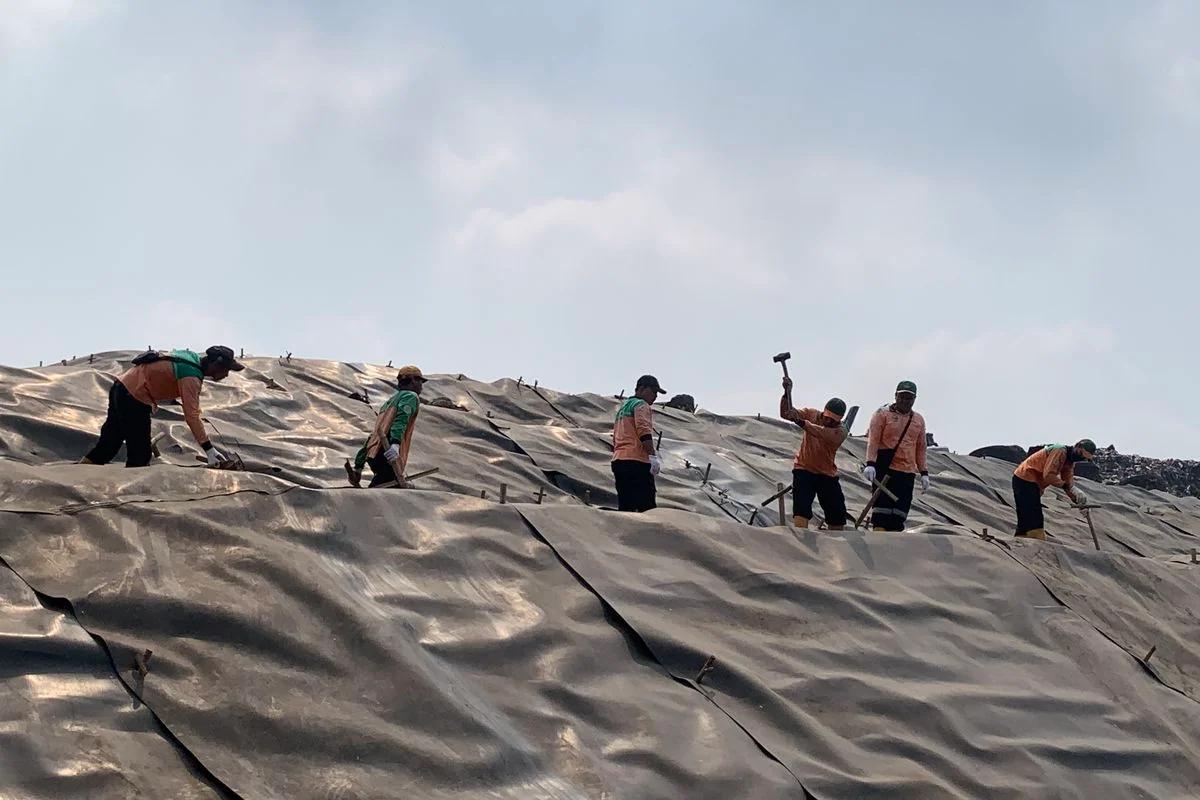 Gunungan Sampah TPST Bantargebang Mulai Ditutup Geomembrane, DKI Terapkan Controlled Landfill