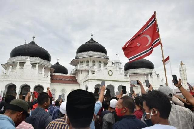 Peringatan Damai Aceh Berujung Ricuh, Bendera Merah Putih Diturunkan