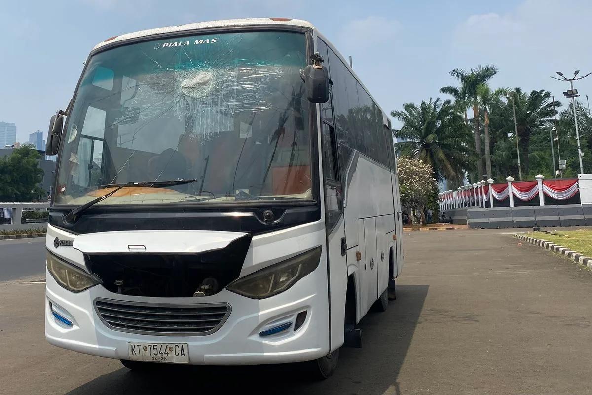 Bus Massa dari Pati Dilempar Batu Bara saat Menuju Jakarta