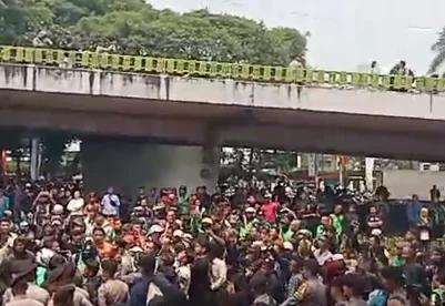 Situasi Terkini Demo DPR, Ojol Terlihat Bernegosiasi dengan Polisi di Bawah Flyover Senayan