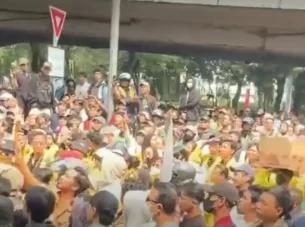 Mahasiswa UT Tertahan di Senayan Saat Hendak Menuju Gedung DPR