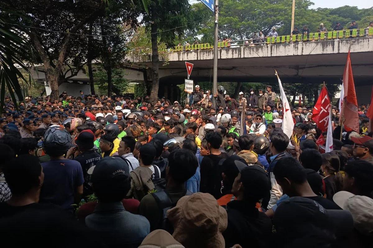 Massa Mahasiswa Mulai Padati Gedung DPR, Aksi Berganti “Shift” Usai AMPB Sampaikan Tuntutan