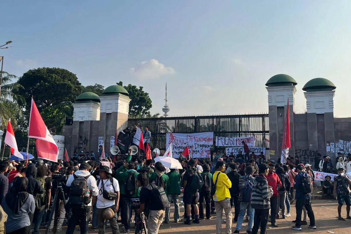 Demo Depan DPR Memanas, Mahasiswa Rusak Pagar dan Bakar Ban
