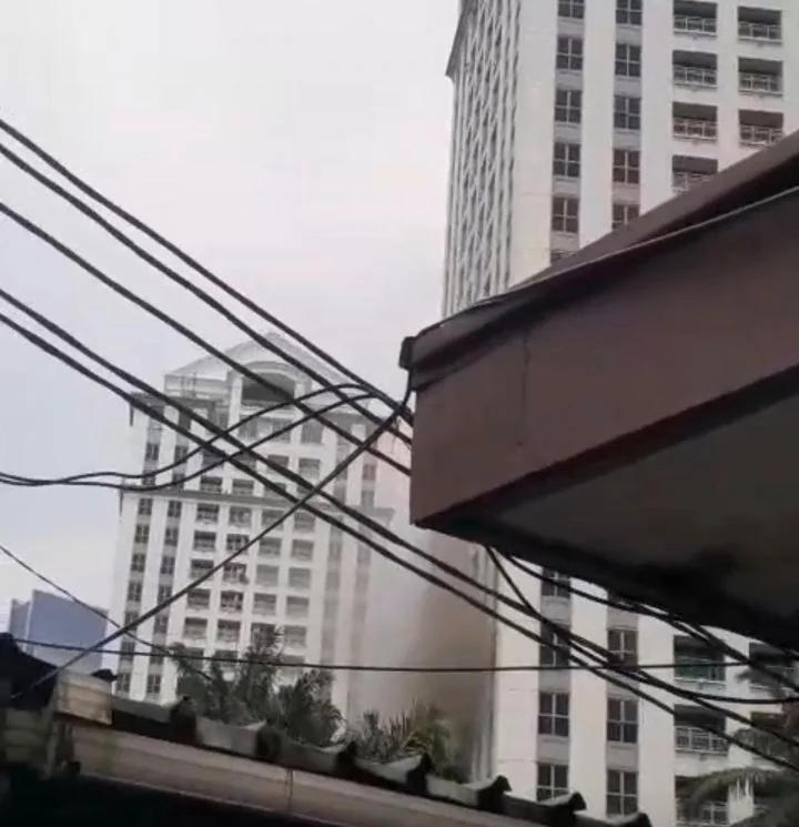 Penyebab Masih Didalami, 14 Penghuni Dievakuasi akibat Kebakaran Lantai 5 Apartemen Pavilion