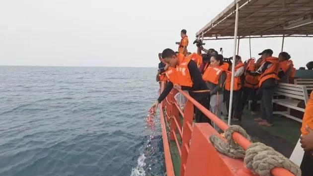 Keluarga Tabur Bunga di Selat Sunda untuk Jurnalis yang Hilang 