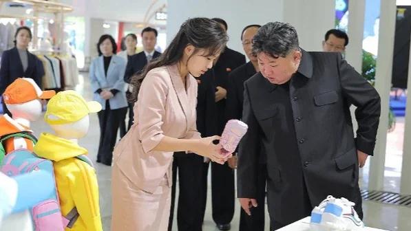 KIM JONG UN MENGHADIRI PAMERAN INDUSTRI