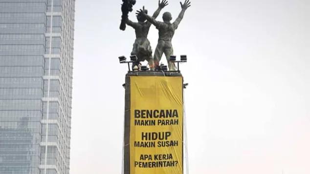 Greenpeace Bentangkan Spanduk di Bundaran HI Desak Pemerintah Tangani Krisis Iklim 