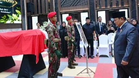 Prabowo memberikan penghormatan terakhir kepada Jenderal TNI (Purn) Subagyo Hadi Siswoyo