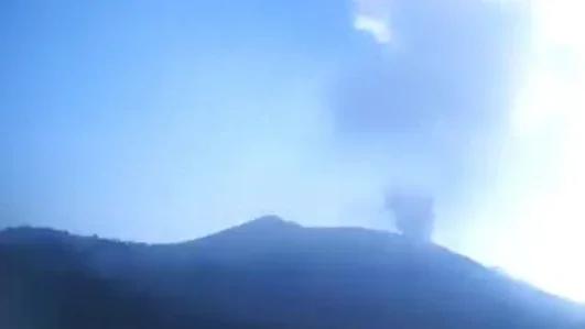 KOLOM ABU ERUPSI GUNUNG IBU