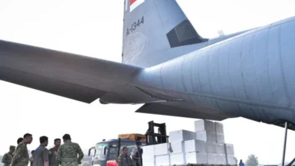 TNI Angkut 9,6 Ton Bahan Modifikasi Cuaca ke Kalsel, Hercules Dikerahkan dari Halim