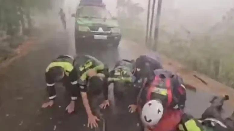 Hujan Guyur Kalsel Usai Kemarau Panjang, Relawan Karhutla Sujud Syukur