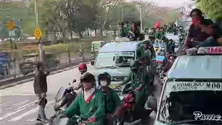 Massa Demo BEM UI Bergerak ke Bundaran HI, Naik Kopaja hingga Motor