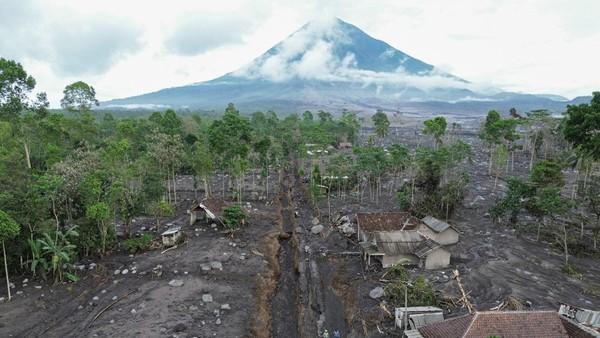 Semeru Tiga Kali Erupsi Beruntun Kurang dari 3 Jam, Abu Capai 700 Meter