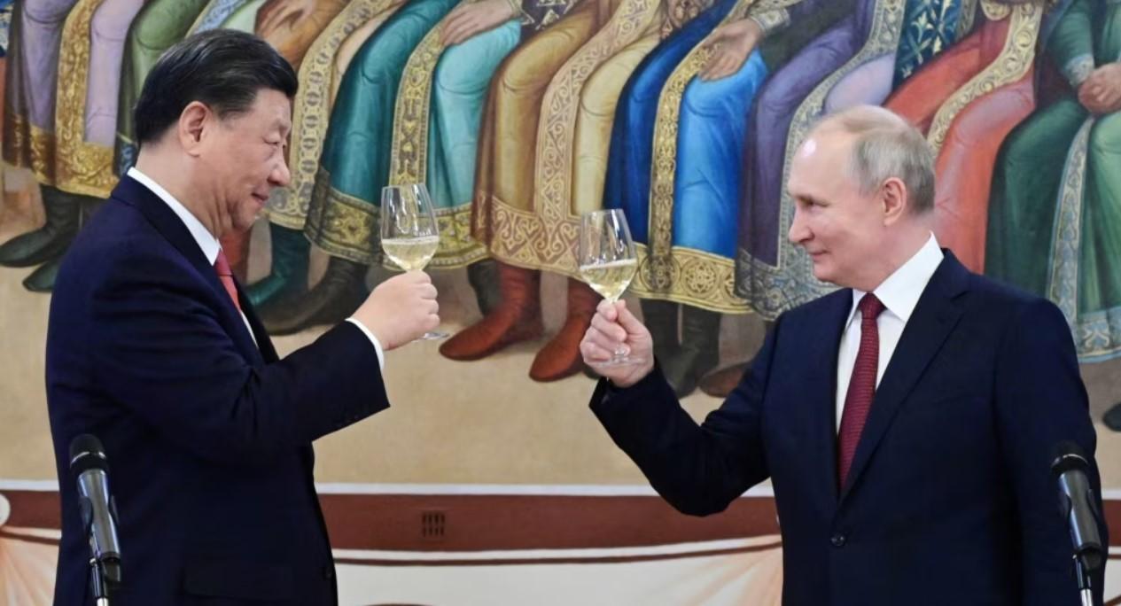 Bertemu Xi Jinping di Beijing. Vladimir Putin Sepakat mengutuk kemungkinan kembalinya "hukum rimba" dalam hubungan internasional  - Foto 1