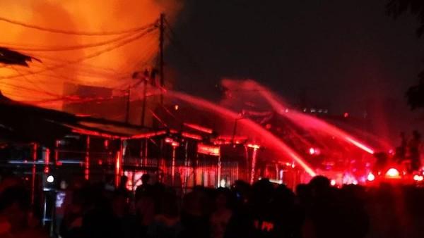 Aparat Gabungan Dikerahkan Padamkan Kebakaran Permukiman Kemayoran, Ratusan KK Terdampak
