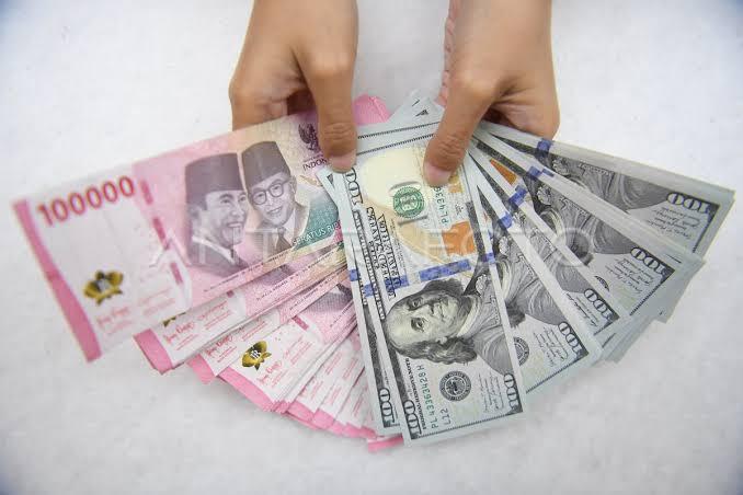 Tekanan Menguat, Mata Uang Garuda Anjlok ke Posisi Rp17.925 per Dolar AS pada Tengah Hari