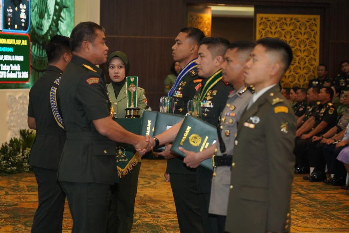 Tuntaskan Pendidikan Seskoad, Letkol Teddy Sabet Penghargaan Karya Tulis Ilmiah Terbaik