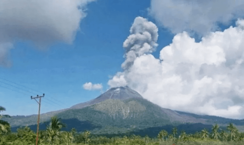 PVMBG Minta Warga Jauhi Radius 5 Kilometer Usai Gunung Lewotobi Laki-Laki Erupsi