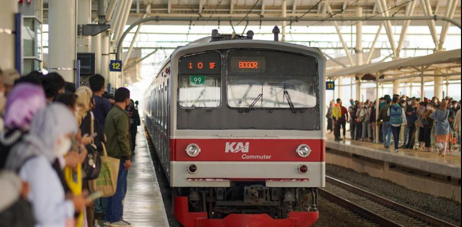 Kebakaran Dekat Rel Tanah Abang Ganggu Perjalanan KRL Saat Jam Sibuk Pagi
