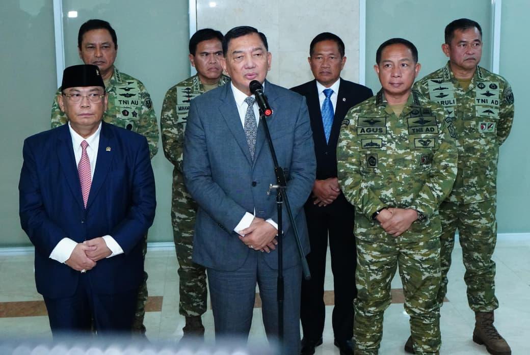 Panglima TNI dan Menhan RI Hadiri Raker Bersama Komisi I DPR RI - Foto 1