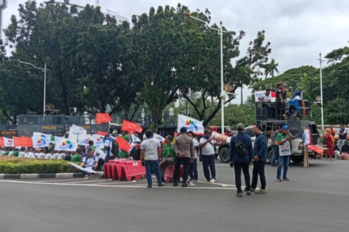 Demo Tolak Kenaikan Harga BBM Warnai Kawasan Monas, Massa Soroti Beban Biaya Hidup